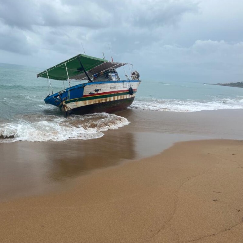 La barca sulla spiaggia di Marinella di Selinunte (Foto Castelvetranonews)