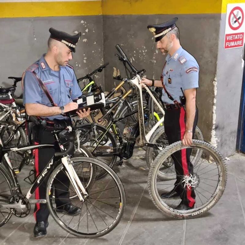 I carabinieri controllano le bici trovate durante la perquisizione