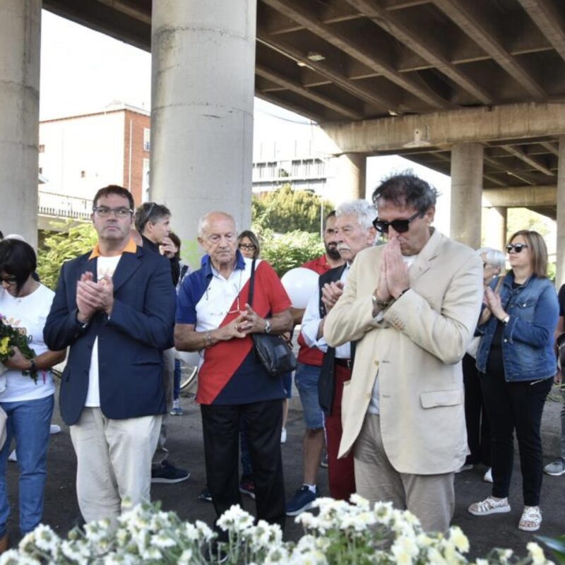 Un gruppo di cittadini di Marghera sotto il cavalcavia rende omaggio alle 21 vittime dell'incidente del bus (foto Ufficio stampa Comune di Venezia)