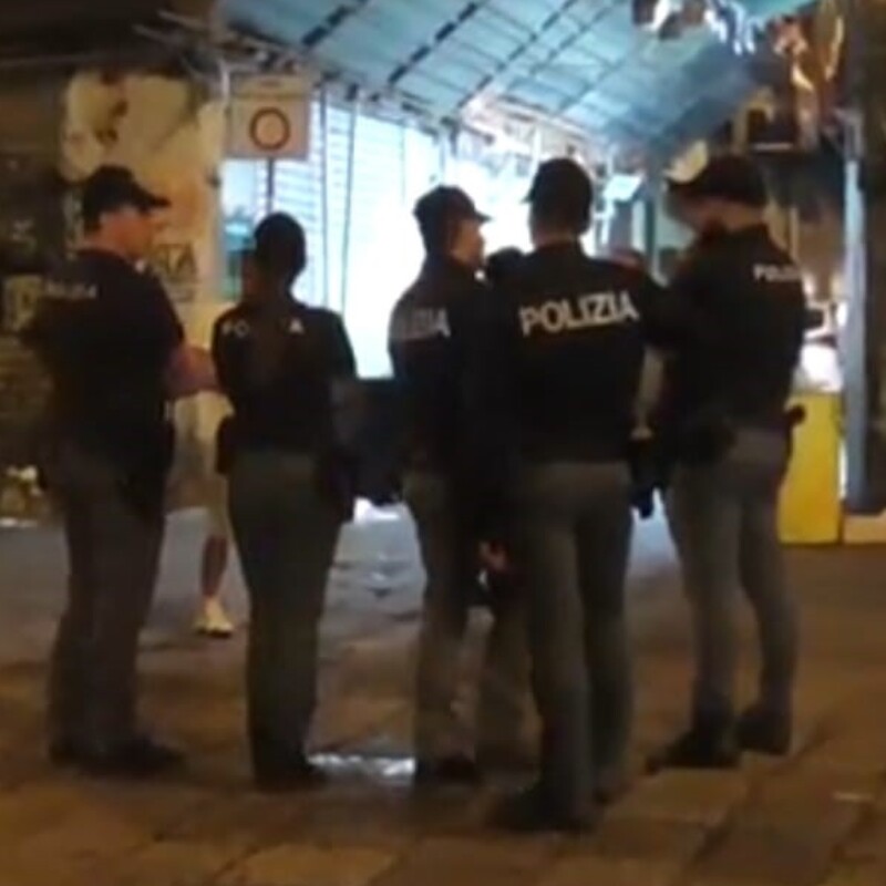 Controlli della polizia nel centro storico di Palermo