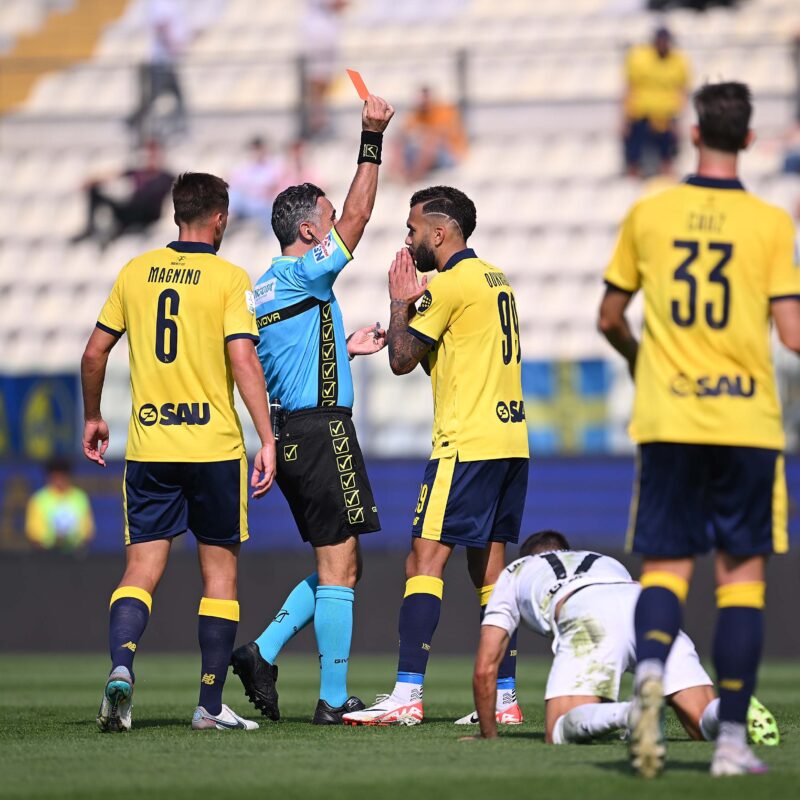 L'arbitro Aureliano mostra il rosso a Oukhadda del Modena (foto di Tullio Puglia)