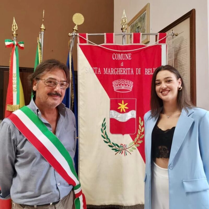 Il sindaco di Santa Margherita Belice, Gaspare Viola, e la giovane Anastasia Pellegrino