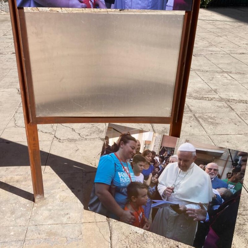 La foto di Papa Francesco divelta (dal sito del Centro Padre Nostro-Onlus)