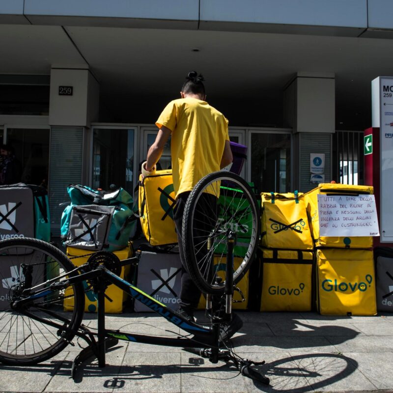 Il presidio dei riders milanesi sotto la sede di Glovo Italia in viale Monza, 1 maggio 2019.ANSA/ NICOLA MARFISI