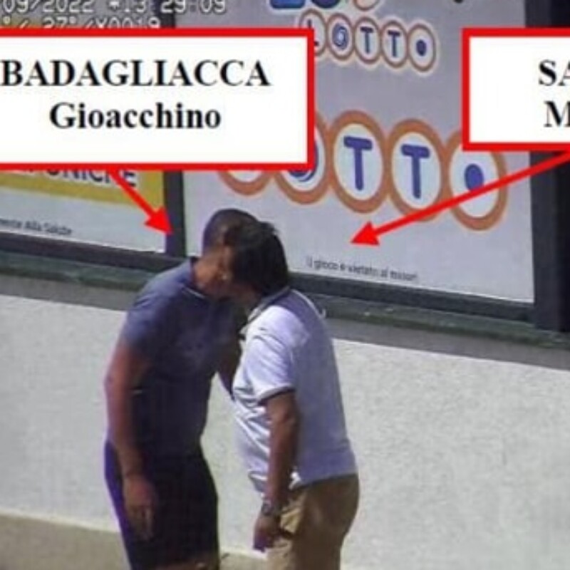 Il bacio fra Gioacchino Badagliacca e Michele Saitta dal video diffuso dai carabinieri
