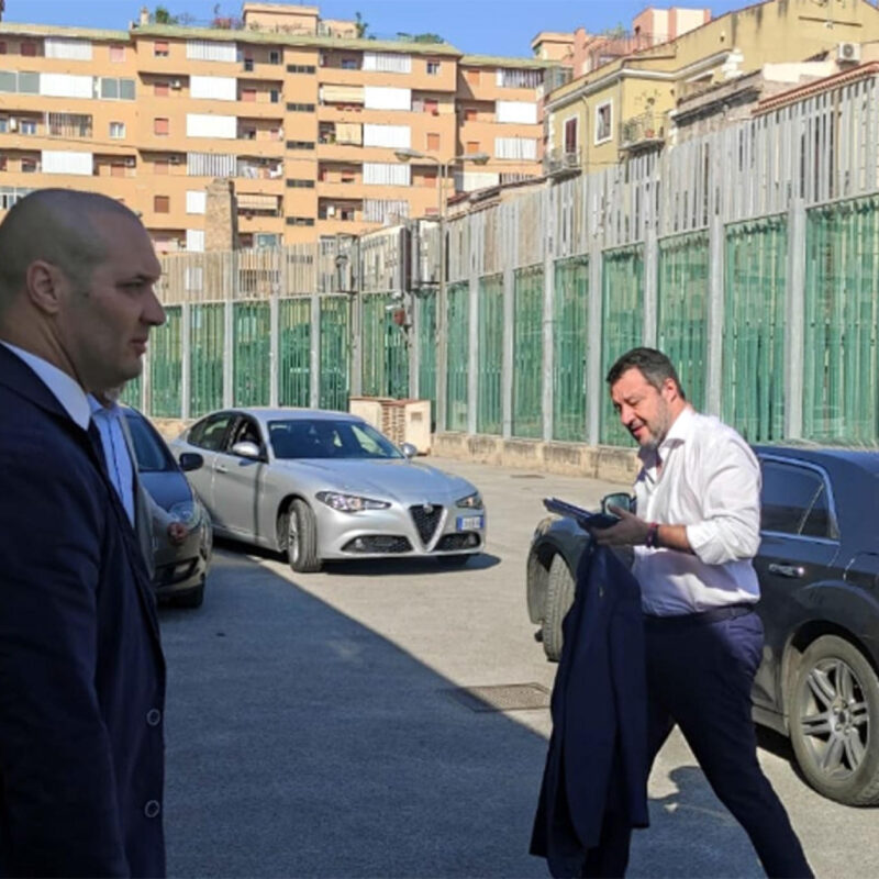 Salvini arriva all'aula bunker dell'Ucciardone in occasione di una precedente udienza del processo Open Arms (foto di Alfredo Pecoraro/Ansa)