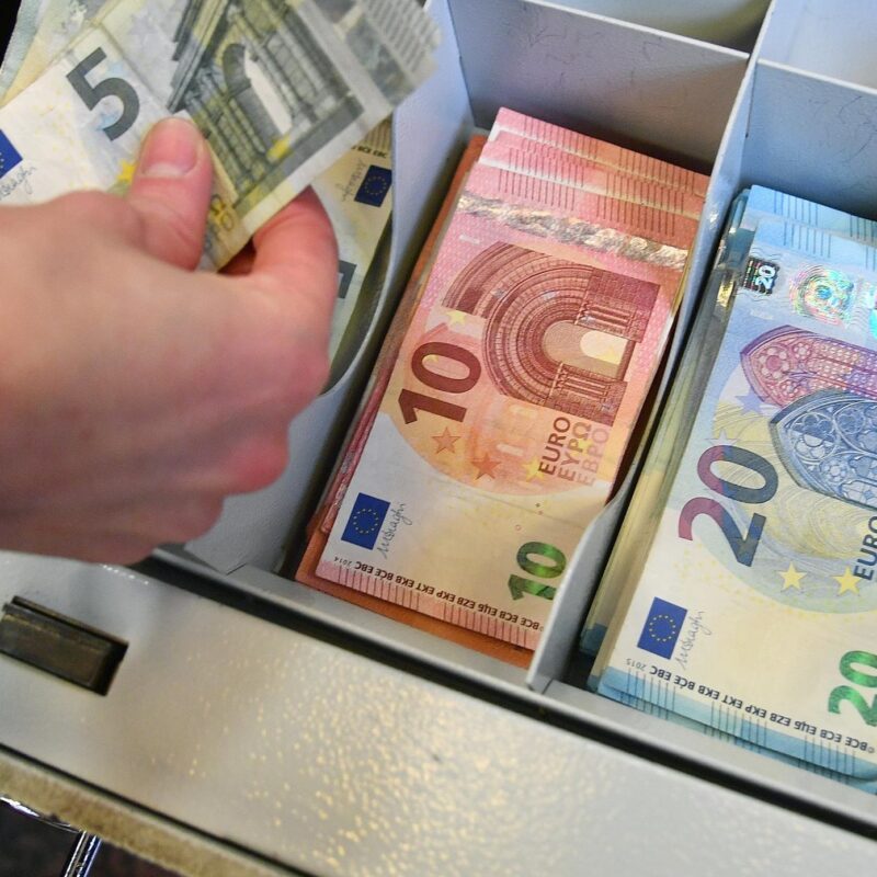 Alcune banconote da 5, 10, 20, 50 Euro in una cassa din un impegato bancario. 16 aprile 2018 a Genova. ANSA/LUCA ZENNARO