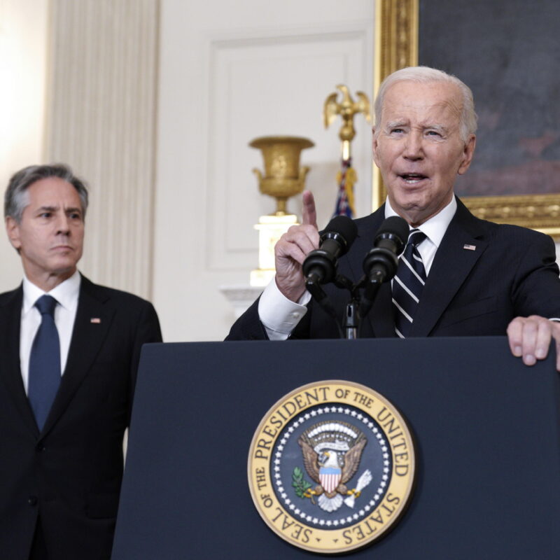 Il presidente Usa Joe Biden con il segretario di Stato Antony Blinken durante la conferenza di oggi su Israele
