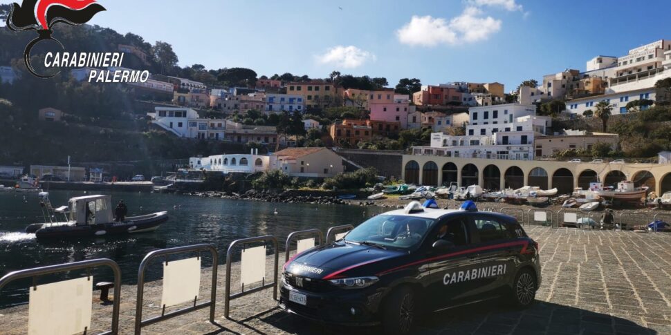 Ustica, anziano scivola in mare e batte la testa sugli scogli: salvato ...