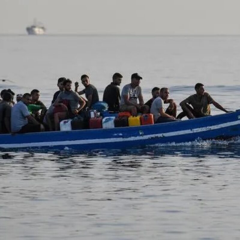 Una imbarcazione carica di migrati lungo le coste siciliane