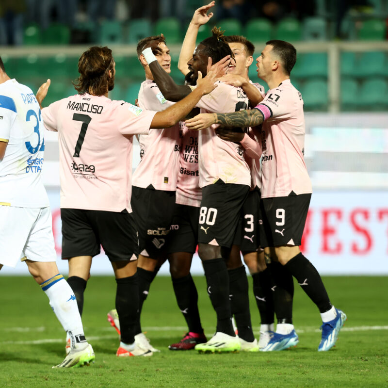 L'esultanza dei rosa dopo il gol di Coulibaly contro il Brescia (foto di Tullio Puglia)