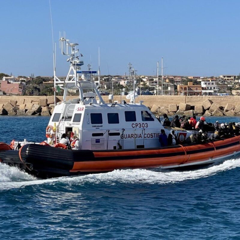 Vedetta della Guardia Costiera durante le operazione di soccorso di sbarco dei migranti giunti a Lampedusa, 25 Marzo 2023. ANSA/ELIO DESIDERIO