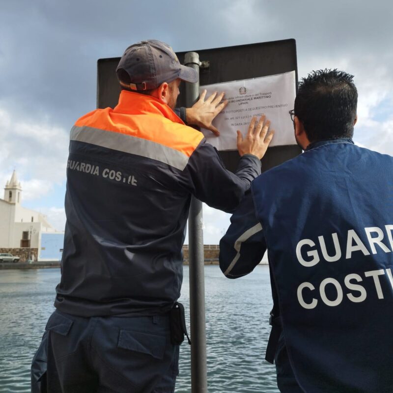 La guardia costiera appone i cartelli con l'avviso di sequetro