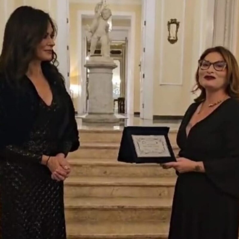 Natalia Re, presidente del Movimento italiano per la gentilezza, consegna una targa a Maria Grazia Cucinotta