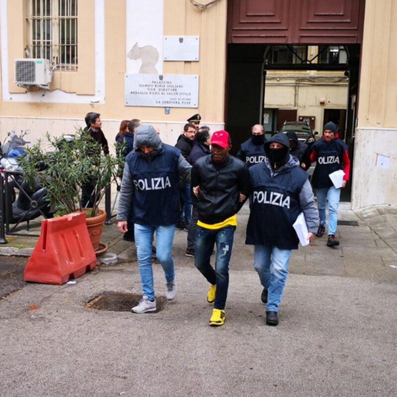 Una delle tredici persone fermate nell'ambito di un'operazione denominata "No Fly Zone" per disarticolare un clan nigeriano, denominato "Eiye", ramificato su tutto il territorio nazionale, Palermo, 4 aprile 2019.ANSA