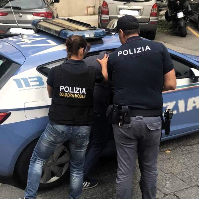 Rubano registratore di cassa a Caltanissetta, un arresto