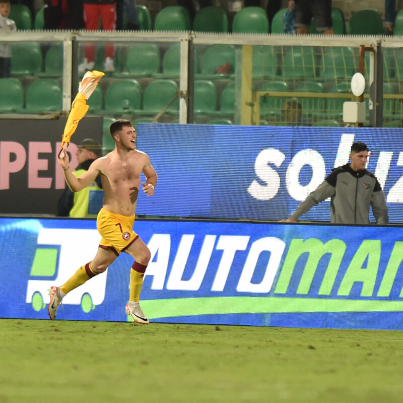 L'esultanza di Pandolfi dopo il gol che ha deciso Palermo-Cittadella (foto di Tullio Puglia)