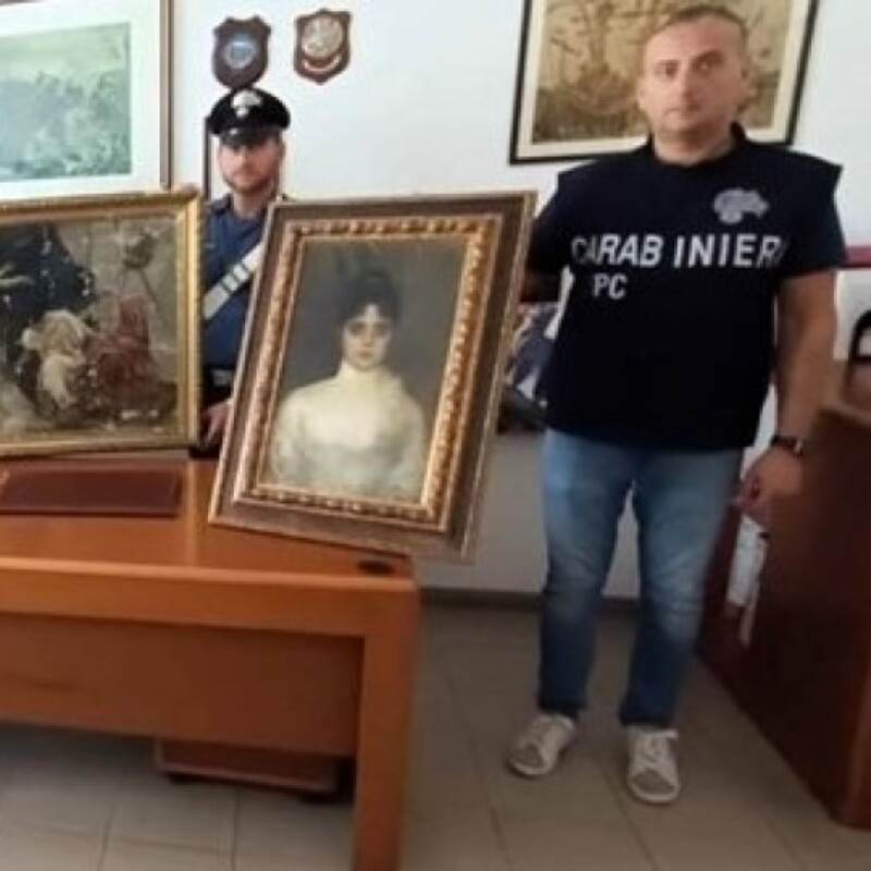 I carabinieri con i quadri ritrovati