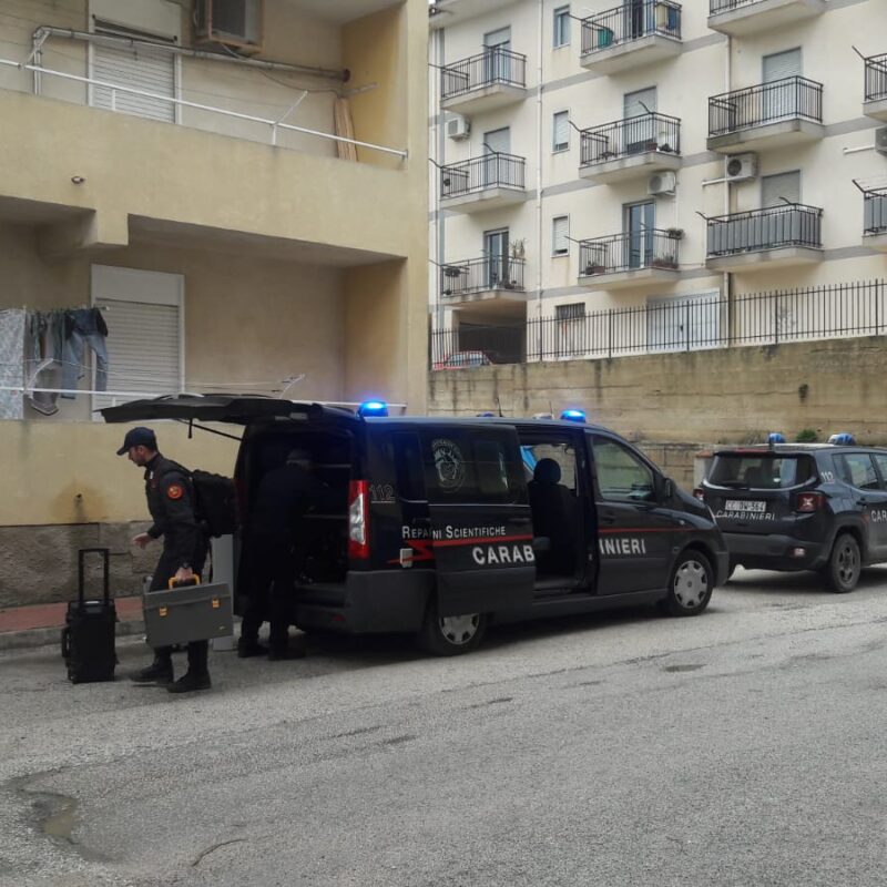 I carabinieri del Ris al lavoro nella palazzina in cui è avvenuto il delitto, a Racalmuto