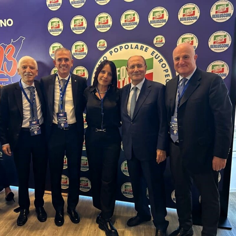 Il presidente Schifani a Taormina con alcuni esponenti di Forza Italia (foto dal profilo Facebook di Stefania Munafò)