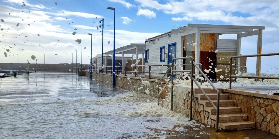 Agrigento schiuma in acqua a San Leone la denuncia è di Mareamico Giornale di Sicilia