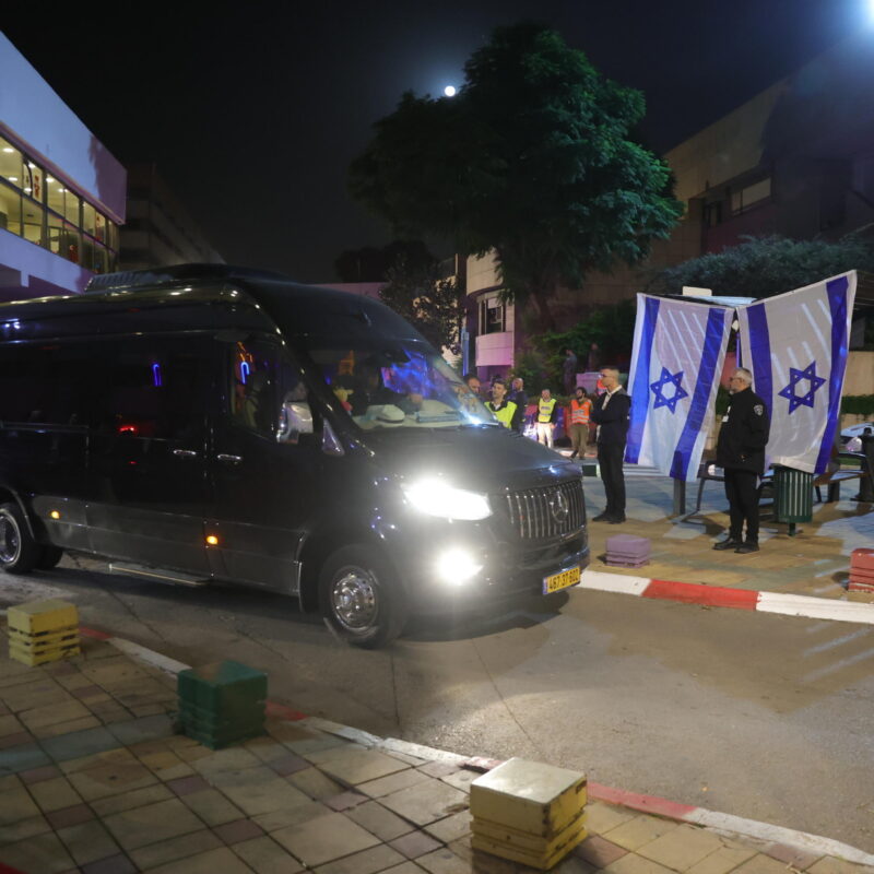 Un veicolo che trasporta ostaggi tenuti da Hamas a Gaza arriva al centro medico Sheba, a Ramat Gan, Israele