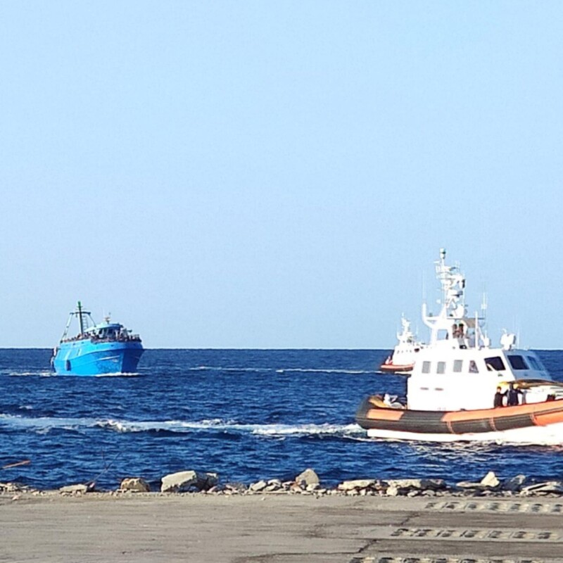 Un momento dell'arrivo di migranti a bordo di una navetta della Guardia di Finanza nel porto di Lampedusa, 18 Settembre 2023. ANSA/CIRO FUSCO A moment of the arrival of migrants aboard a Guardia di Finanza (Financial Police) boat in the port of Lampedusa, 18 September 2023. ANSA/CIRO FUSCO