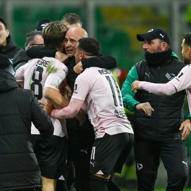 L'abbraccio di Corini a Segre e a Insigne dopo il gol del 3-2 contro il Pisa (foto di Tullio Puglia)