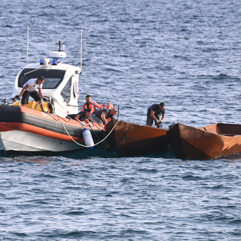 Un momento del recupero di due barchini utilizzati da migranti per raggiungere l'Isola di Lampedusa, 18 Settembre 2023. ANSA/CIRO FUSCOA moment of the recovery of a two small boats used by migrants to reach the island of Lampedusa, 18 September 2023. ANSA/CIRO FUSCO