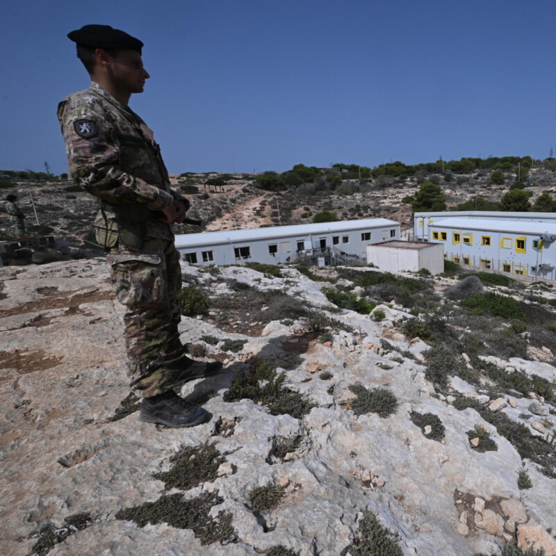 L'hotspot di Lampedusa visto da una collina. Il perimetro è controllato da militari dell'esercito italiano (foto di Ciro Fusco/Ansa)