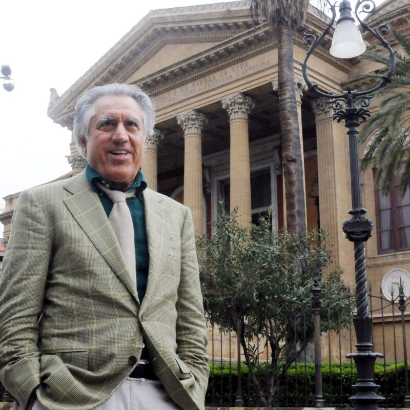 Lando Buzzanca davanti al Teatro Massimo di Palermo (foto di Alessandro Fucarini)