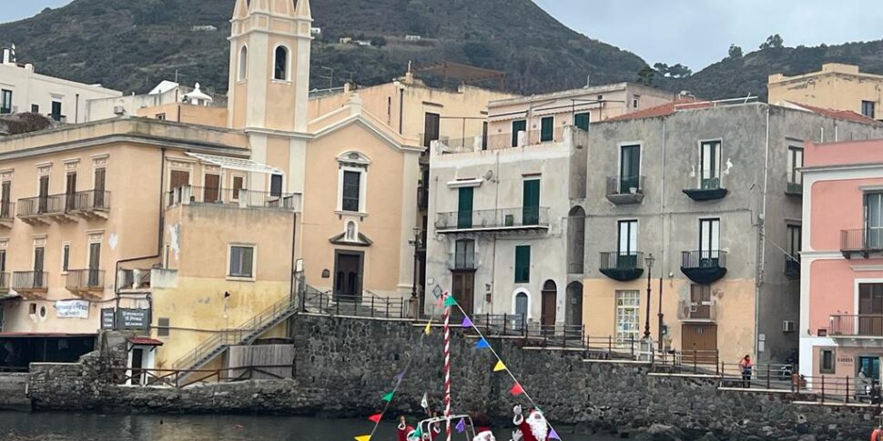 Lipari Babbo Natale Arrivato Dal Mare Festa Per Lo Sbarco Al Porto