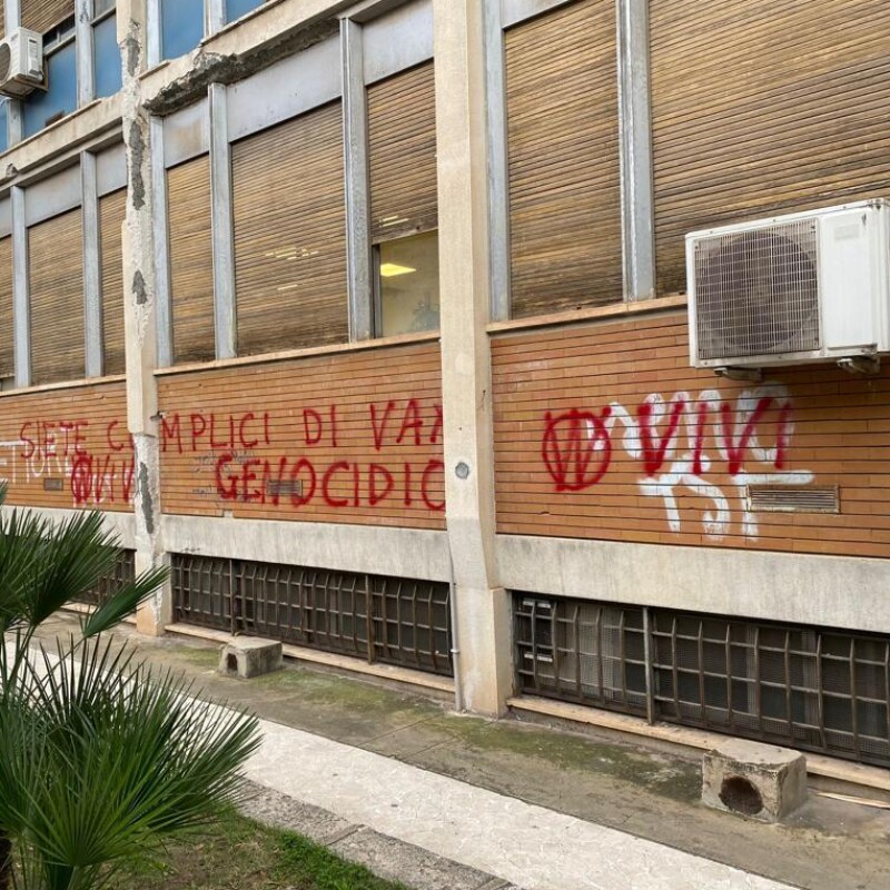 Scritte No Vax al Policlinico di Palermo