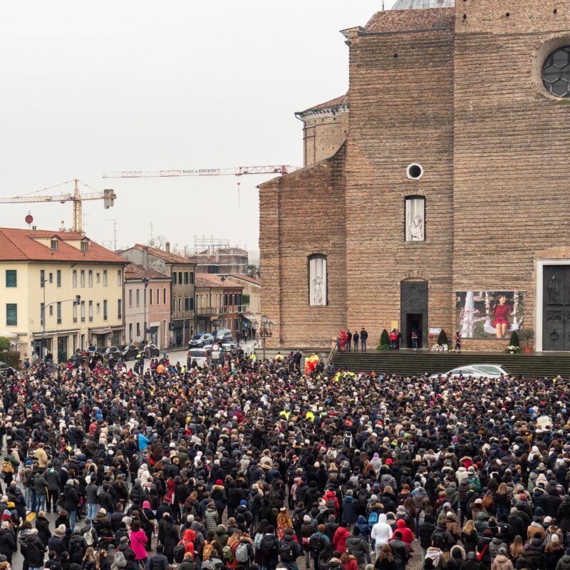 La folla durante i funerali di Giulia Cecchettin all'esterno della Basilica di Santa Giustina, a Padova (foto di Marco Albertini/Ansa)