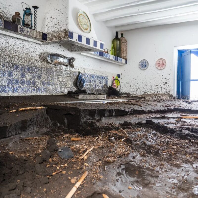 Una foto simbolo del disastro di Stromboli (foto notiziarioeolie.it)
