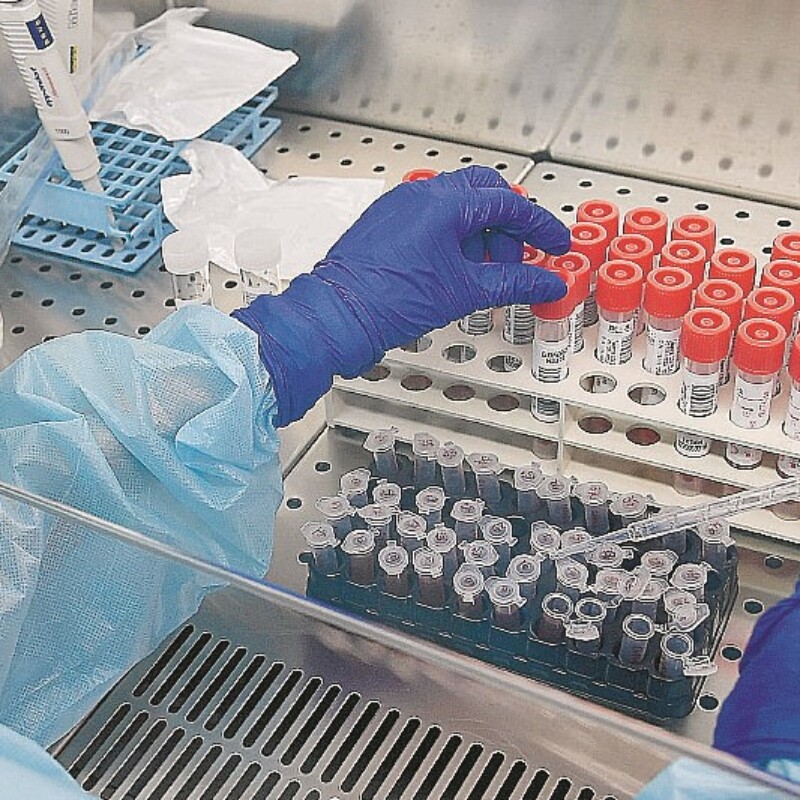 Una dottoressa processa i tamponi test Covid-19 effettuati sui pazienti, nel laboratorio del Policlinico S.Martino. Genova, 26 Maggio 2020 ANSA/LUCA ZENNARO