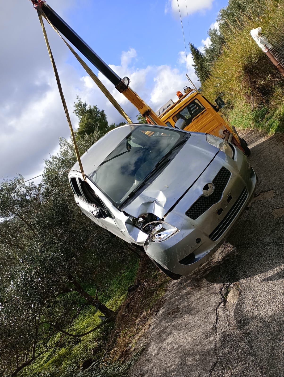 Monreale, cede il manto stradale e inghiotte un'auto: paura, ma nessun  ferito - Giornale di Sicilia