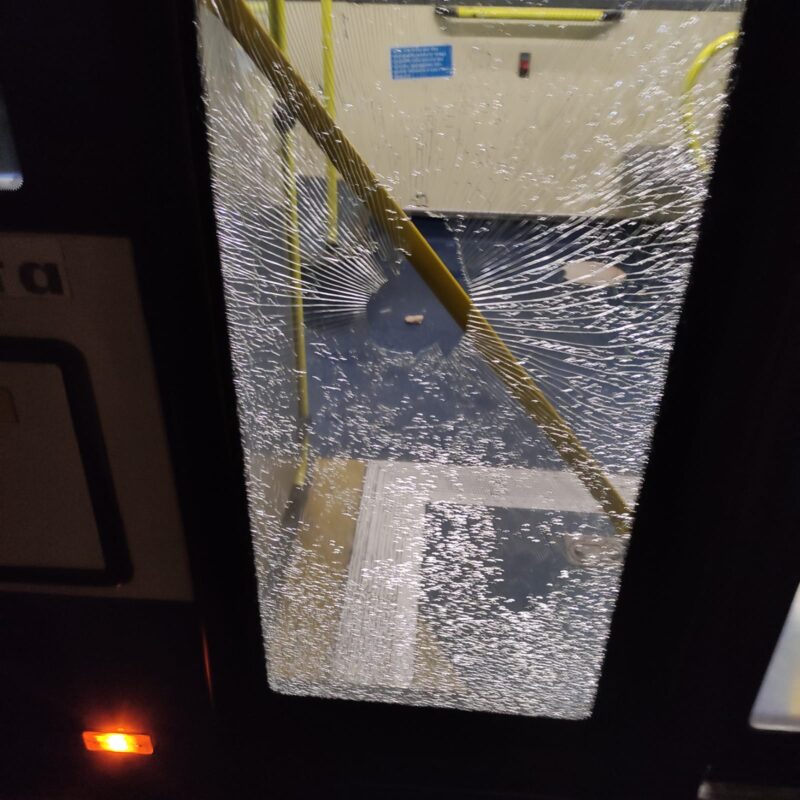 La vetrata del bus spaccata