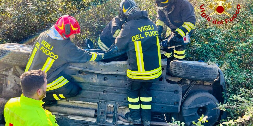 Auto Sfonda Il Guard Rail E Si Ribalta, Paura Tra Milazzo E Barcellona ...