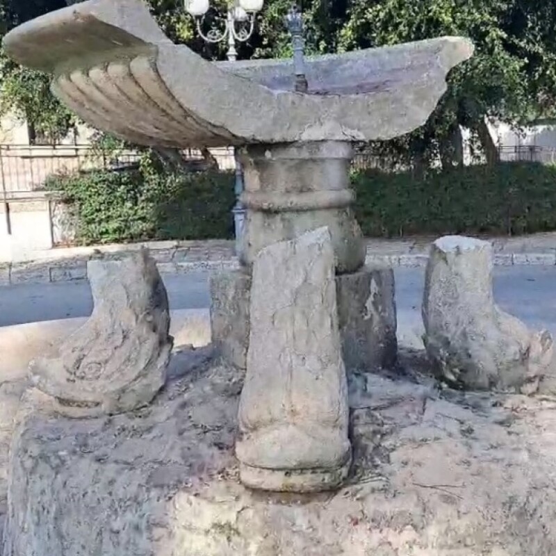 La fontana vandalizzata in piazza Giordano Bruno, a Vittoria