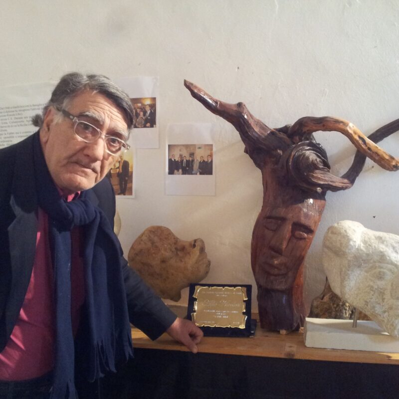 Il maestro Alfio Nicolosi con alcune delle sue opere