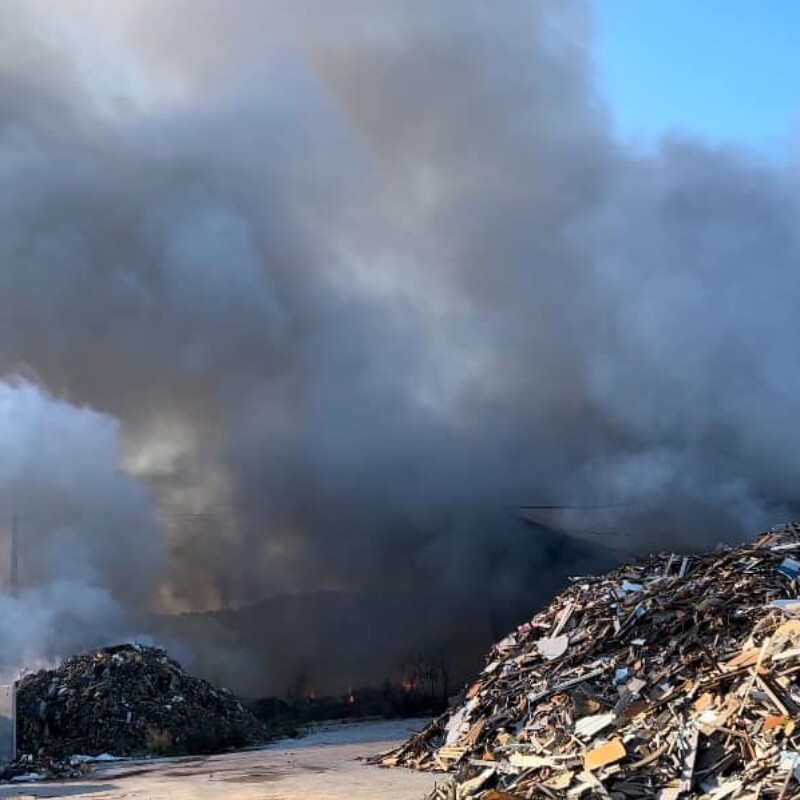 Il fumo dell'incendio al centro stoccaggio rifiuti di Licata