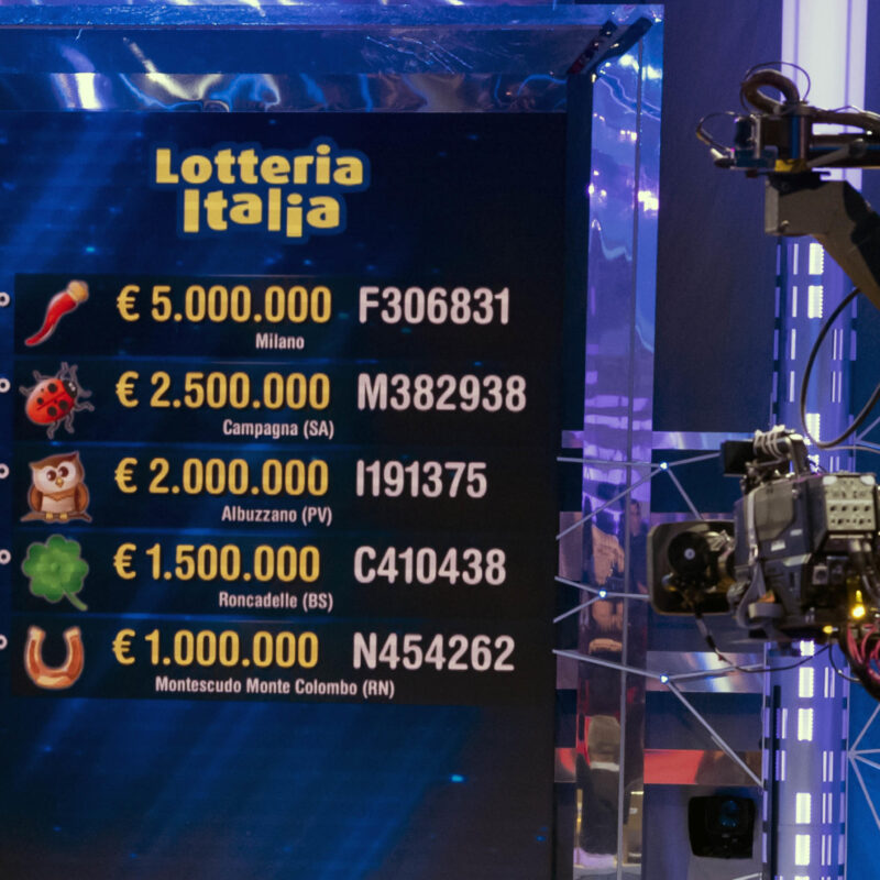 Il cartellone con i numeri di serie dei biglietti vincenti mostrato durante la trasmissione Affari Tuoi dedicata alla Lotteria Italia (foto di Massimo Percossi/Ansa)