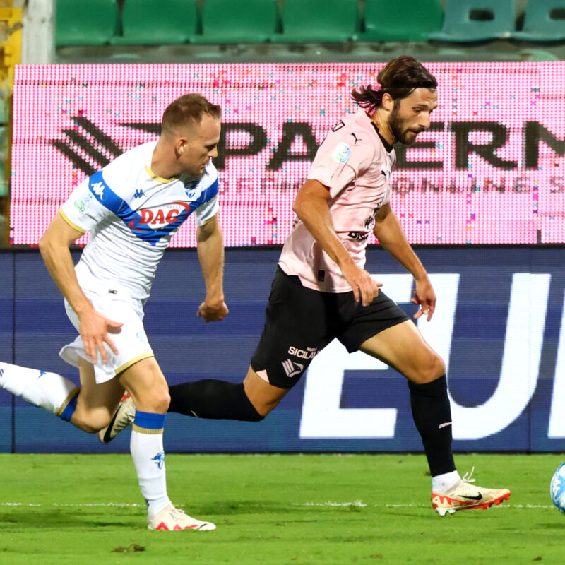 Dickmann contrasta Mancuso durante la gara di novembre fra Palermo e Brescia