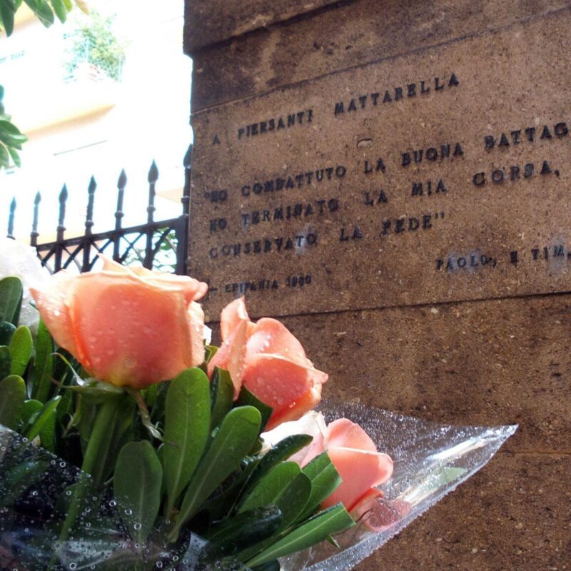 Un mazzo di fiori deposto nel luogo dell'omicidio di Piersanti Mattarella, ucciso dalla mafia il 6 gennaio del 1980