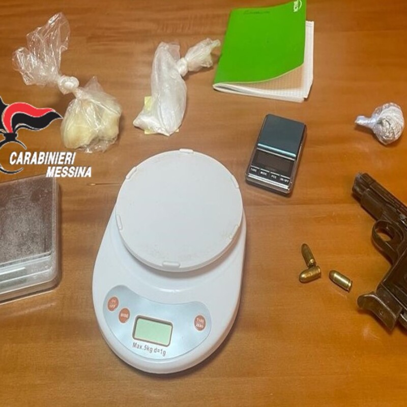 La droga e la pistola sequestrate dai carabinieri