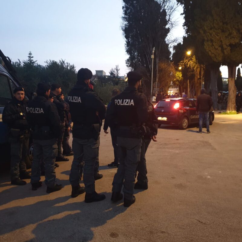 La polizia presidia l'esterno del cimitero di Partinico