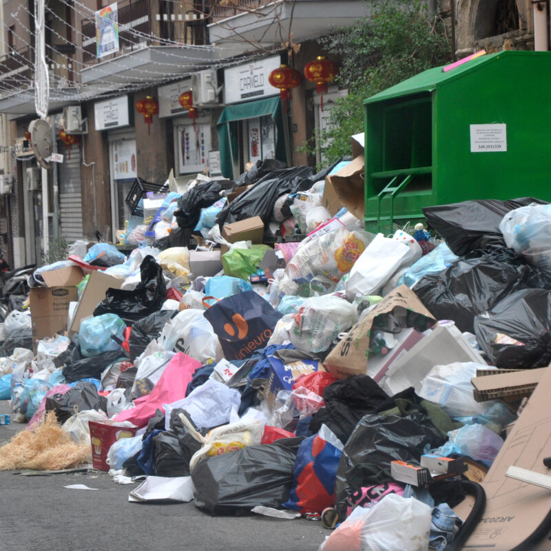 Cumuli di rifiuti in corso Pisani, a Palermo (foto di Alessandro Fucarini)