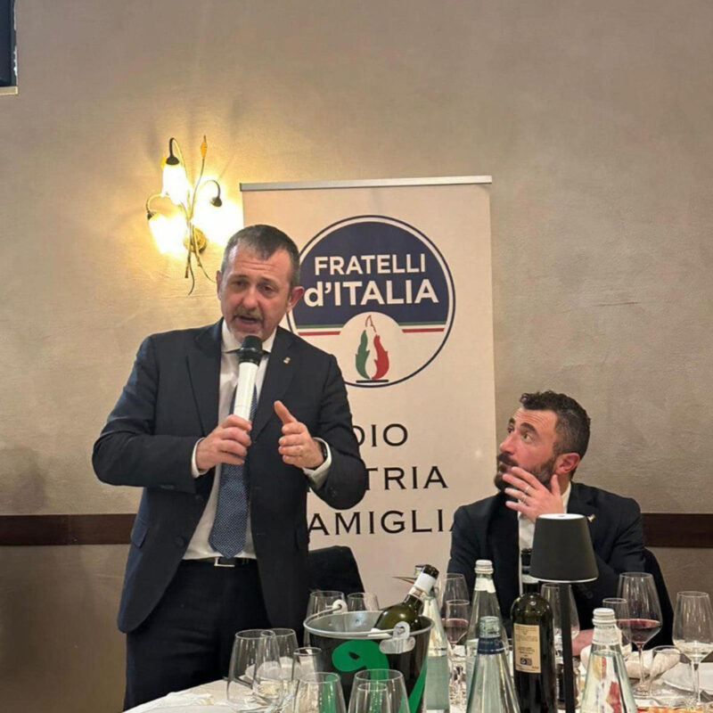 Il deputato di Fratelli d'Italia, Emanuele Pozzolo (a destra), con il sottosegretario alla Giustizia Andrea Delmastro, in una foto tratta dal profilo Facebook di Pozzolo