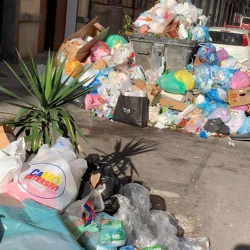 Cataste di rifiuti in via Perez (foto di Alessandro Fucarini)